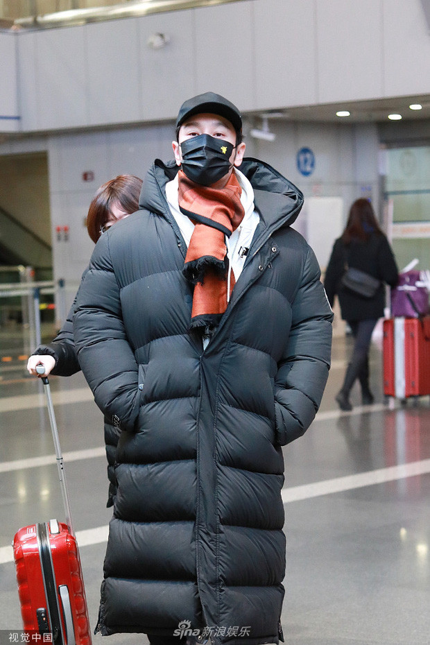 Vẻ ngoài của nam diễn viên gây chú ý, đôi mắt sưng húp đầy vẻ mệt mỏi.