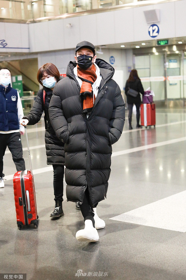 Huỳnh Hiểu Minh diện trang phục kín mít, xuất hiện tại sân bay Bắc Kinh.