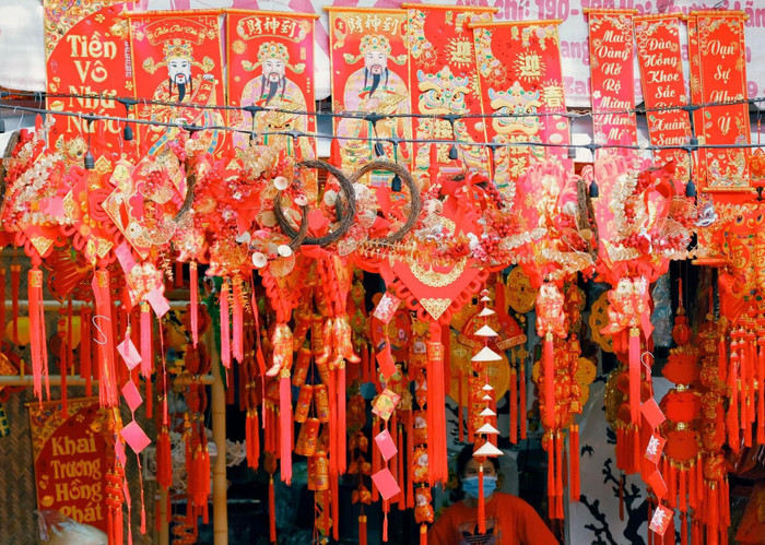 Vật dụng trang trí Tết khiến cả góc phố rực đỏ