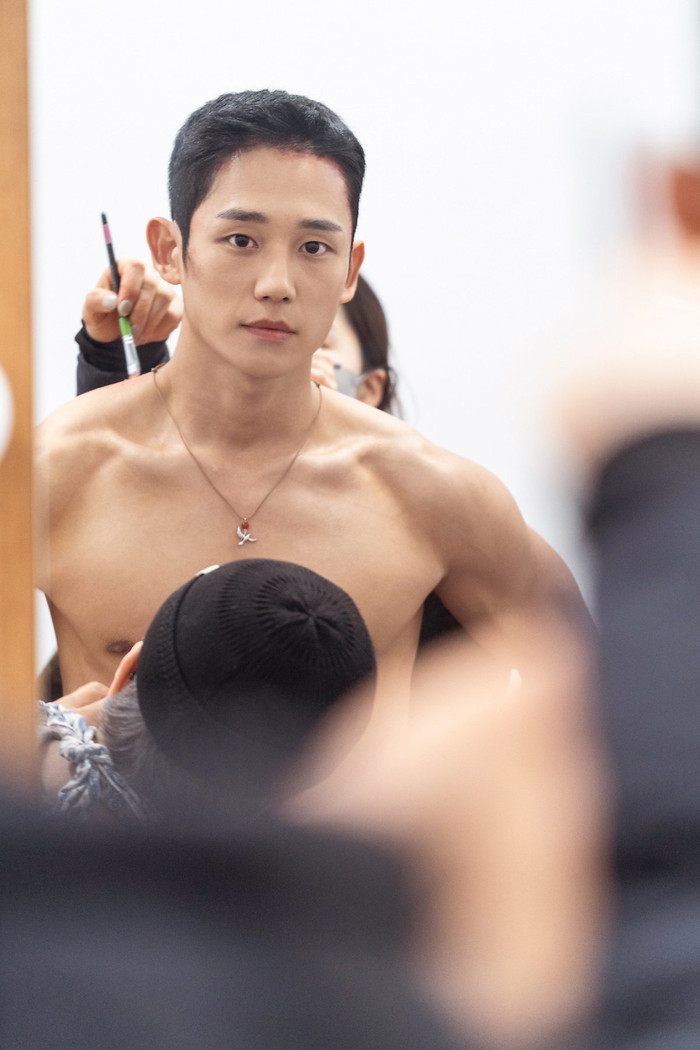 Jung Hae In hiếm hoi xuất hiện trên top trending Twitter, theo nhiều fan là nhờ hiệu ứng của Jisoo.