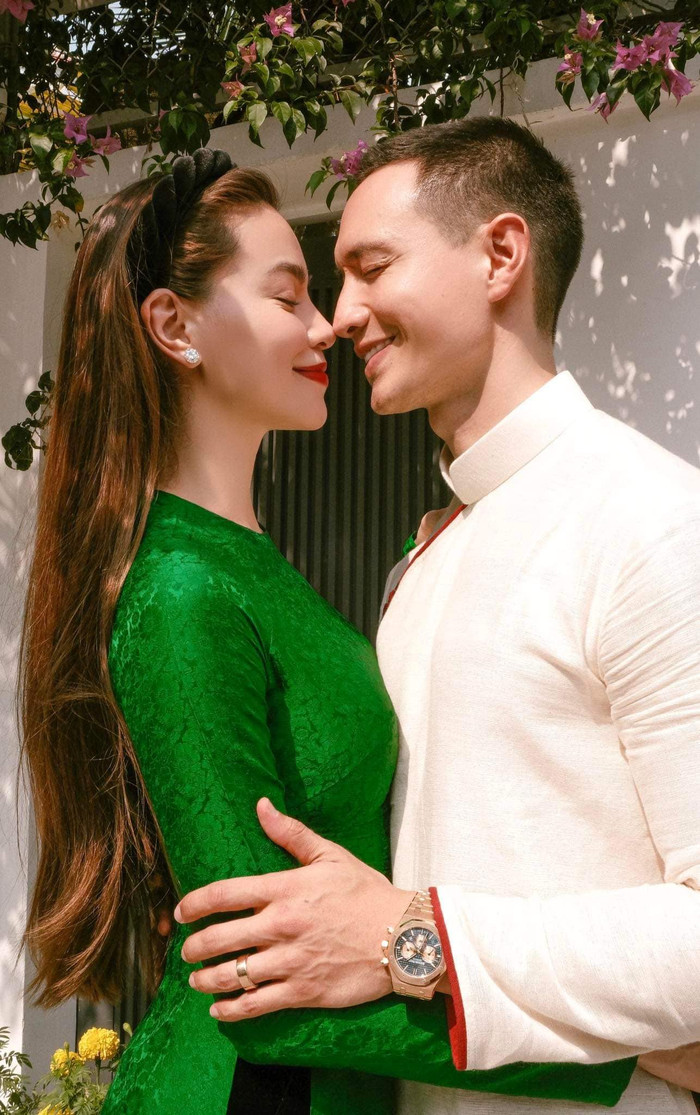 Kim Lý và Hồ Ngọc Hà 'phát cẩu lương' cho fan dịp cuối năm