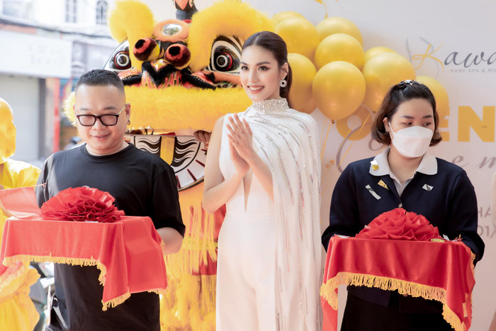 Từ sắc vóc đến thần thái của nàng siêu mẫu đều ra toát ra khi chất của một 'Phu nhân hào môn'.