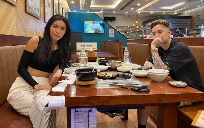 Tình cũ không rủ cũng tới, Minh Tú và Andree 'hẹn hò' ăn tất niên cùng nhau Ảnh 2