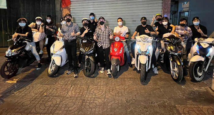 Đan Trường ăn vận giản dị đi trao quà Tết cho bà con nghèo