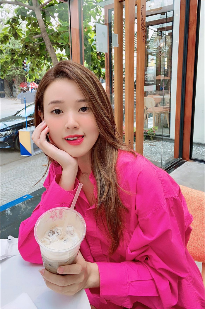 Ngoài đất đai, Midu còn sở hữu 3 cửa hàng thời trang mang thương hiệu riêng, khu ăn chơi mua sắm kết hợp ẩm thực thời trang tại Sài Gòn với số tiền đầu tư lên đến 15 tỷ đồng.