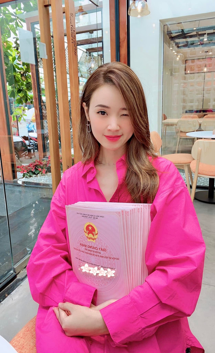 Hơn cả chục sổ hồng được Midu cầm trên tay về tặng phụ huynh trước thềm năm mới. 