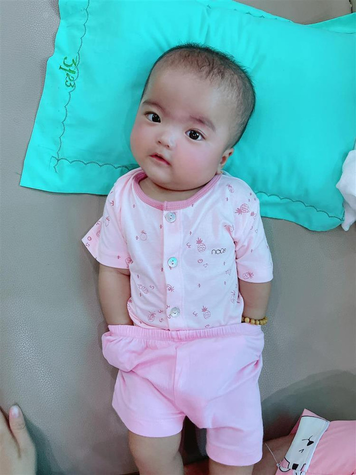 Con gái Mạc Văn Khoa đối tim dân mạng bởi sự đáng yêu.