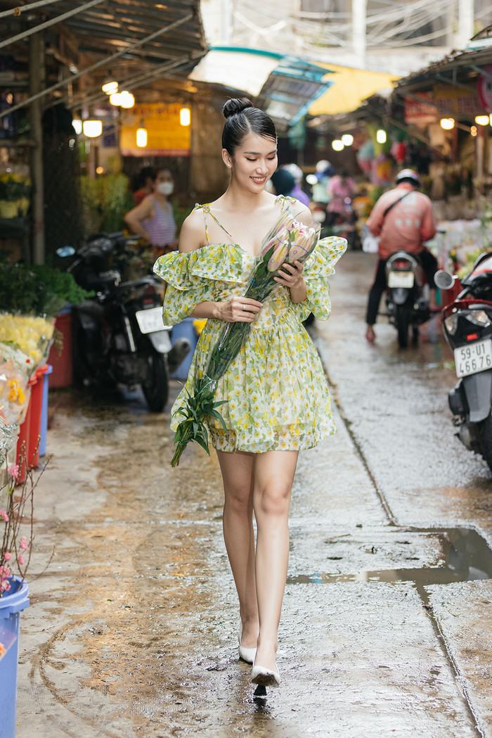 Cô khoe nét tươi trẻ, rạng ngời khi xuất hiện tại chợ hoa.