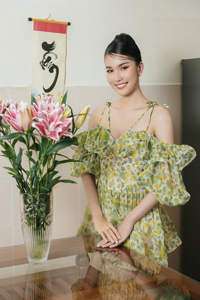 Á hậu Phương Anh hạnh phúc trong không gian ấm cúng.