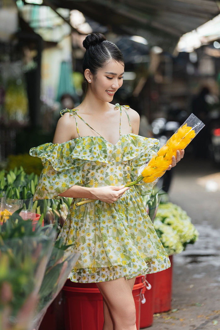 Nàng Á hậu đi mua hoa để trang trí nhà, đón năm mới rực rỡ.