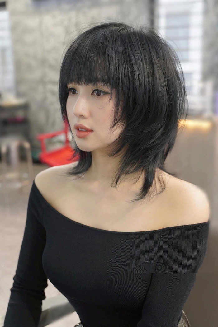 Tâm Tít cực xinh đẹp với tóc tỉa layer, cô là người đã tạo nên nhiều xu hướng tóc mới mẻ cho giới trẻ.