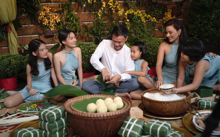 Vũ Thu Phương cùng ông xã đại gia và bốn con gái gói bánh chưng ngày Tết Ảnh 2