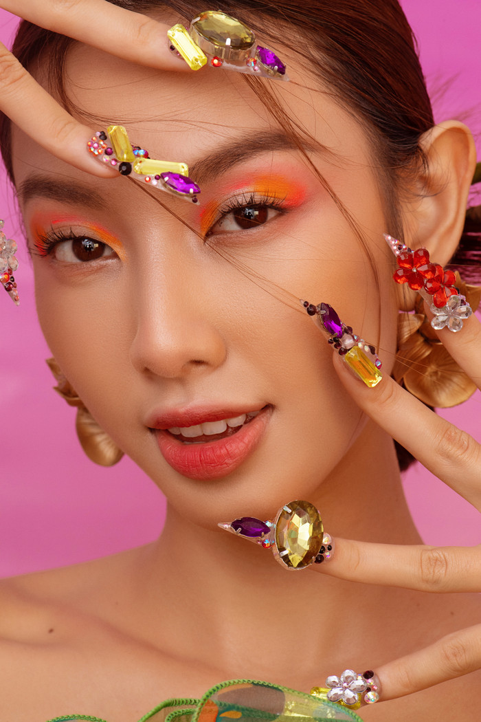 Không chỉ kiểu tóc, trang điểm, trang phục mà Thùy Tiên còn tạo điểm nhấn với bộ móng tay đính đá đầy sắc màu.