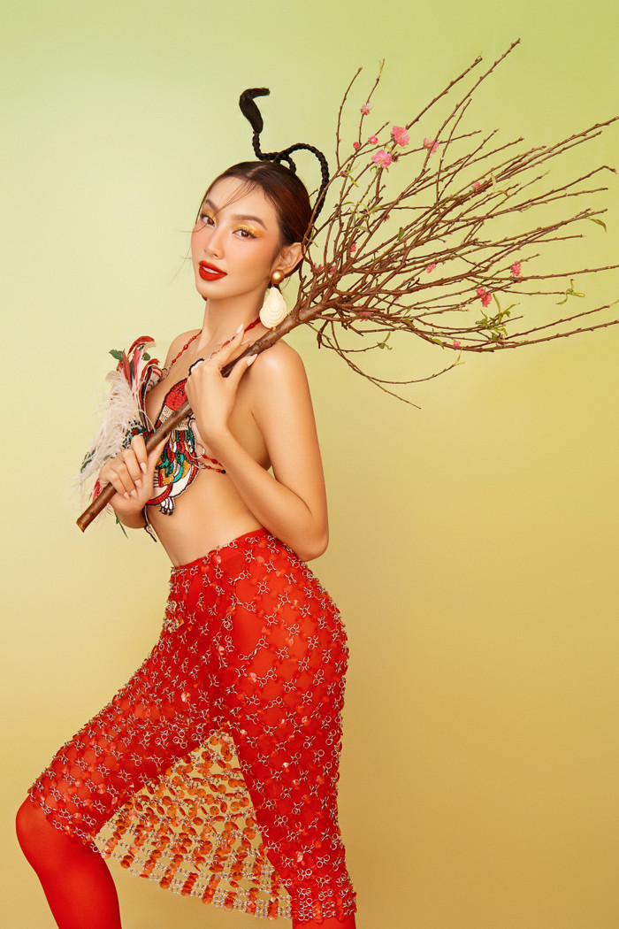 Các thiết kế đều được phối hợp với những phụ kiện truyền thống như nón lá, nhánh đông đào, tò he hay chiếc quạt cầm tay.