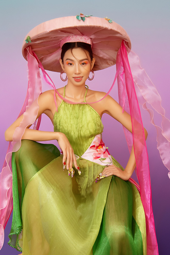 Chiếc váy yếm mềm mại được cách điệu với phần đuôi váy là những tà áo tứ thân truyền thống. 