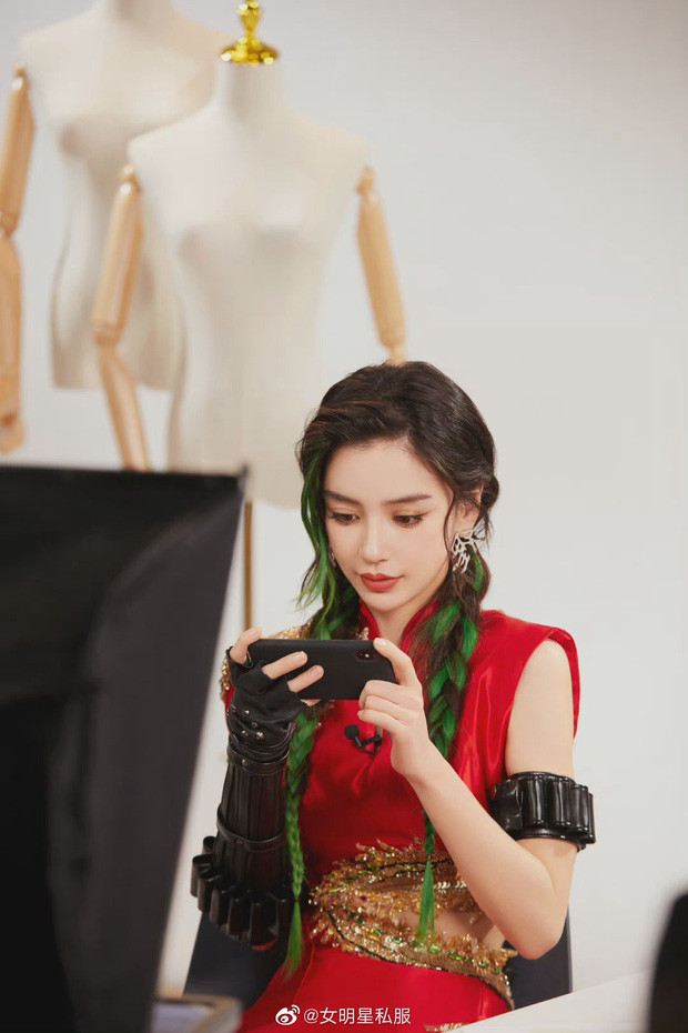 Khoảnh khắc hậu trường chụp ảnh tạp chí, Angela Baby vô cùng tập trung cho công việc