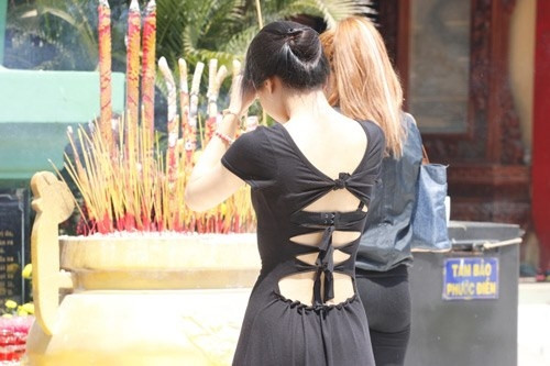 Nhiều người mặc đồ có thiết kế không phù hợp khi đi lễ chùa.