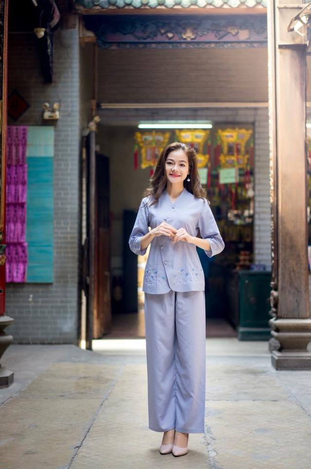 Đồ lam là  trang phục được khuyến khích mặc khi đi lễ chùa đầu năm.