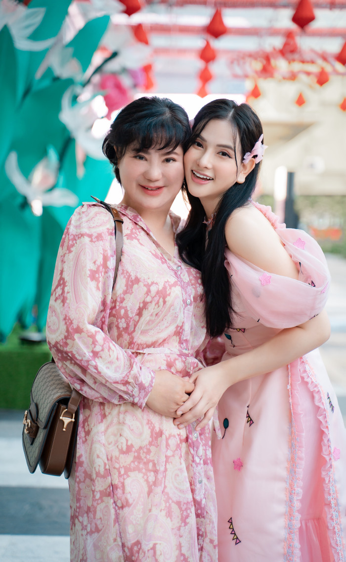 Chuyến đi về Đà Lạt năm nay Thu Thủy cùng đưa mẹ ruột đi cùng để thăm gia đình sui gia.