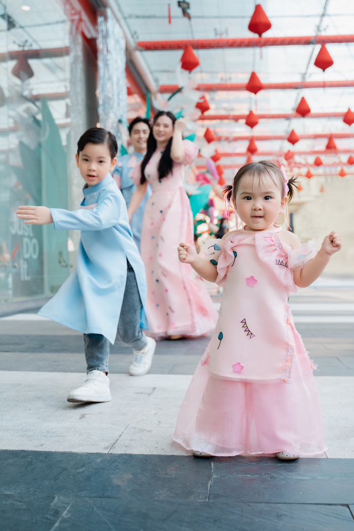 Bé Henry và Lana rất thích thú khi được vui chơi cùng bố mẹ.&nbsp;