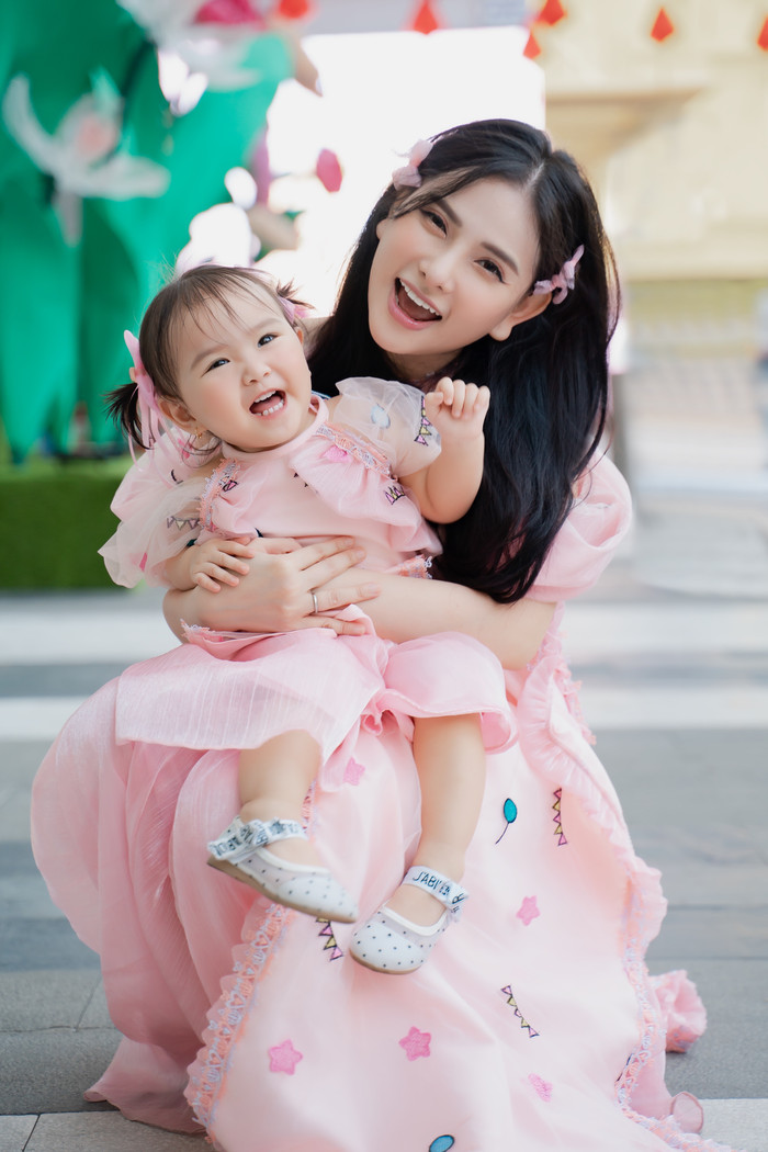 Gia đình Thu Thủy diện áo dài xuống phố du xuân Ảnh 7