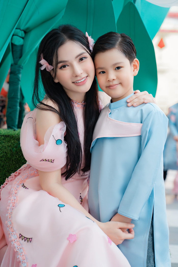 Gia đình Thu Thủy diện áo dài xuống phố du xuân Ảnh 5