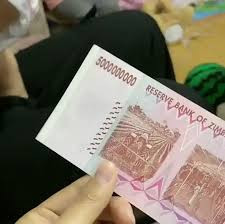 Một tờ tiền 5 tỷ Zimbabwe chỉ tương đương với gần 2 nghìn đồng.