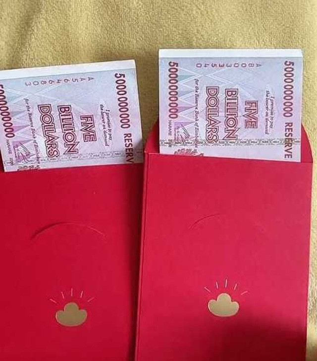 Bên trong phong bao lì xì là 2 tờ tiền với mệnh giá '5 tỷ'.