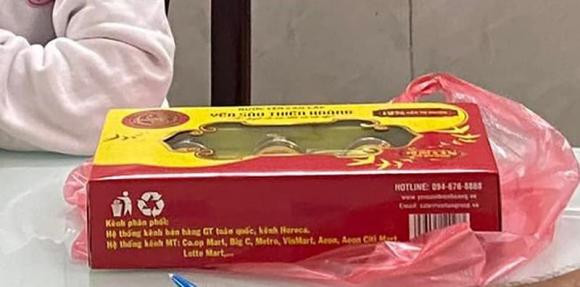 Hộp yến mà nam ca sĩ sử dụng để thực hiện hành vi lừa đảo