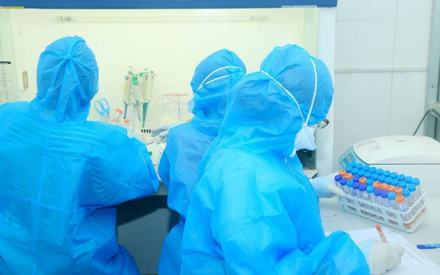 Lấy mẫu xét nghiệm Covid-19. (Nguồn: SKĐS)