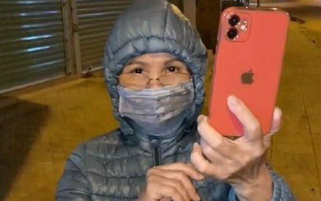 Con 'phốt' mẹ ra đường livestream khoảnh khắc giao thừa bất chấp giá lạnh, nhìn lượt xem mà sốc Ảnh 2