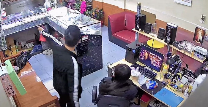 Anh chồng lúc giơ tay báo cáo vợ, lúc chỉ tay mách tội hàng xóm, nói rằng anh đã ngoan như thế nào. 