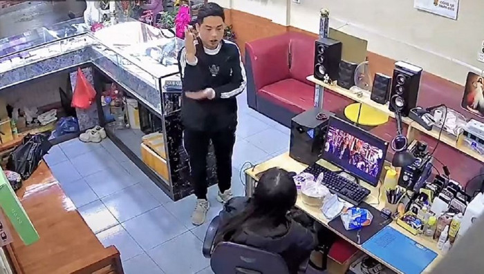 Đi ăn cơm tất niên nhà hàng xóm về, anh chồng liền giơ tay báo cáo vợ khiến dân mạng cười nắc nẻ Ảnh 1