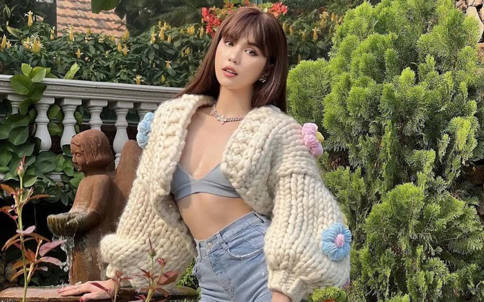 Mặc áo tí hon, Ngọc Trinh khoe trọn đôi gò bồng đào căng mẩy, chân thẳng tắp ngày đầu xuân Ảnh 2
