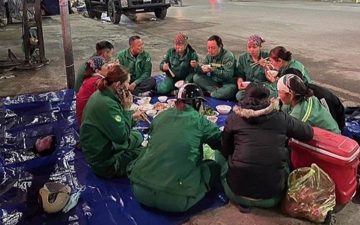 Xúc động bữa cơm của những nhân viên vệ sinh ngày đầu năm: Cảm ơn những cống hiến thầm lặng! Ảnh 2