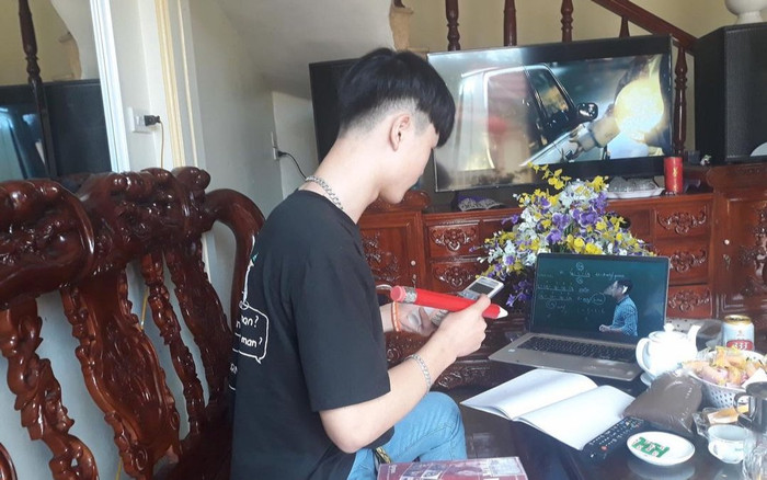 Để mau chóng nhận được lì xì, nam sinh mang hết sách vở ra ngoài phòng khách rồi cặm cụi học hành Ảnh 2