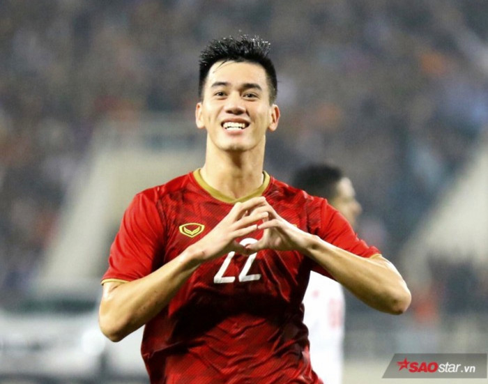 Tiến Linh ghi bàn giúp Việt Nam tạm dẫn Trung Quốc 2-0 trong hiệp 1.