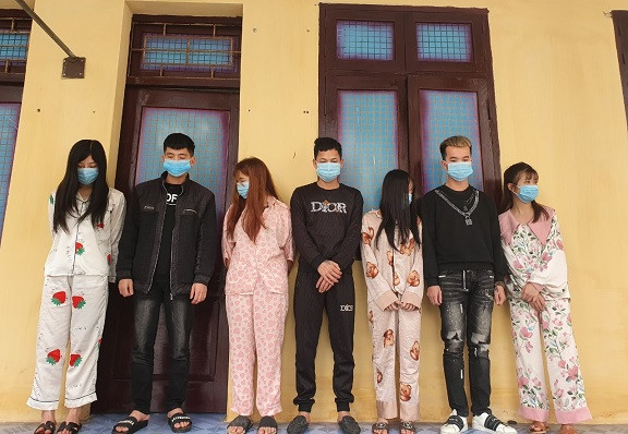 Nhóm nam, nữ thanh niên bị bắt quả tang đang mở tiệc thác loạn trong nhà nghỉ