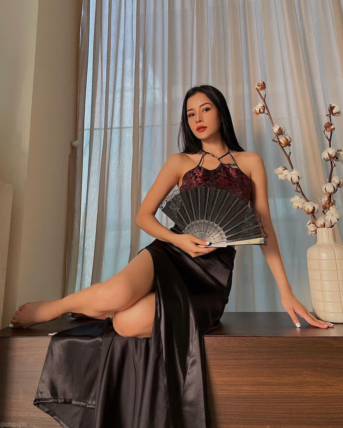 Chi Pu còn đầu tư cả một chiếc quạt để có những bức ảnh theo concept Á Đông nhất. 