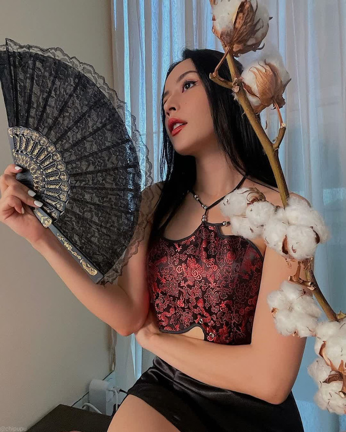 Chiếc áo yếm có những họa tiết màu đỏ nổi bật trên nền đen.