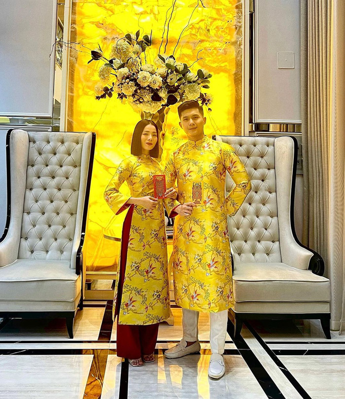 Nàng chọn mix quần cùng tone áo còn chàng lại chọn quần ống đứng màu trắng đơn giản, tinh tế đến thế là cùng. 