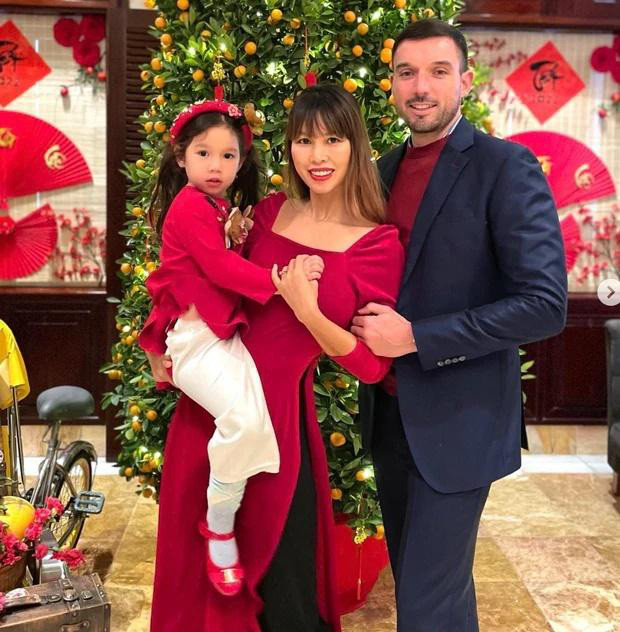 Hà Anh cùng con gái rực rỡ cùng tà áo đỏ, trong khi ông xã nam tính với vest, anh cũng rất tinh tế khi mặc áo thun đỏ bên trong đồng điệu với vợ. 