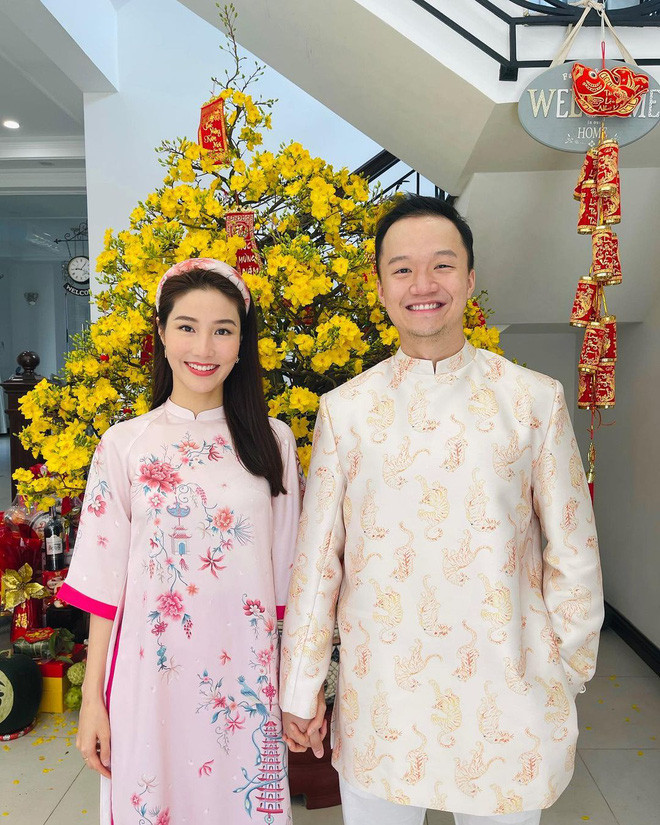 Diễm My cùng bạn trai diện áo dài thanh tao theo tone pastel, người đẹp chọn màu hồng nhã nhặn còn bạn trai thời thượng với tà áo in hoạ tiết hổ. 