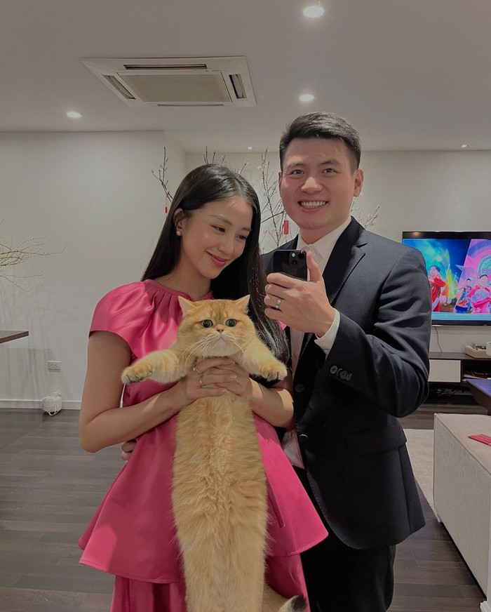 Salim vui vẻ bên bé mèo cùng ông xã. 