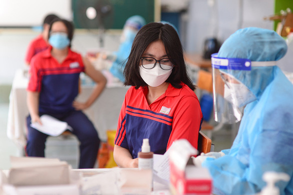 Tiêm vắc xin Pfizer mũi 2 cho học sinh khối lớp 10,11 Trường THPT Bùi Thị Xuân, quận 1, TP.HCM - Ảnh: QUANG ĐỊNH