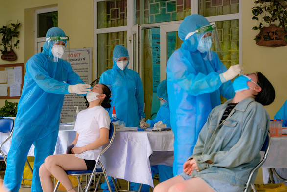 Xét nghiệm COVID-19 ở Hà Nội - Ảnh: NAM TRẦN