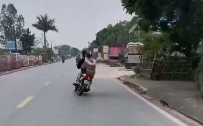 Clip: Thanh niên đầu trần chở theo bạn gái đánh võng, điên cuồng rung lắc xe như làm xiếc giữa đường Ảnh 2