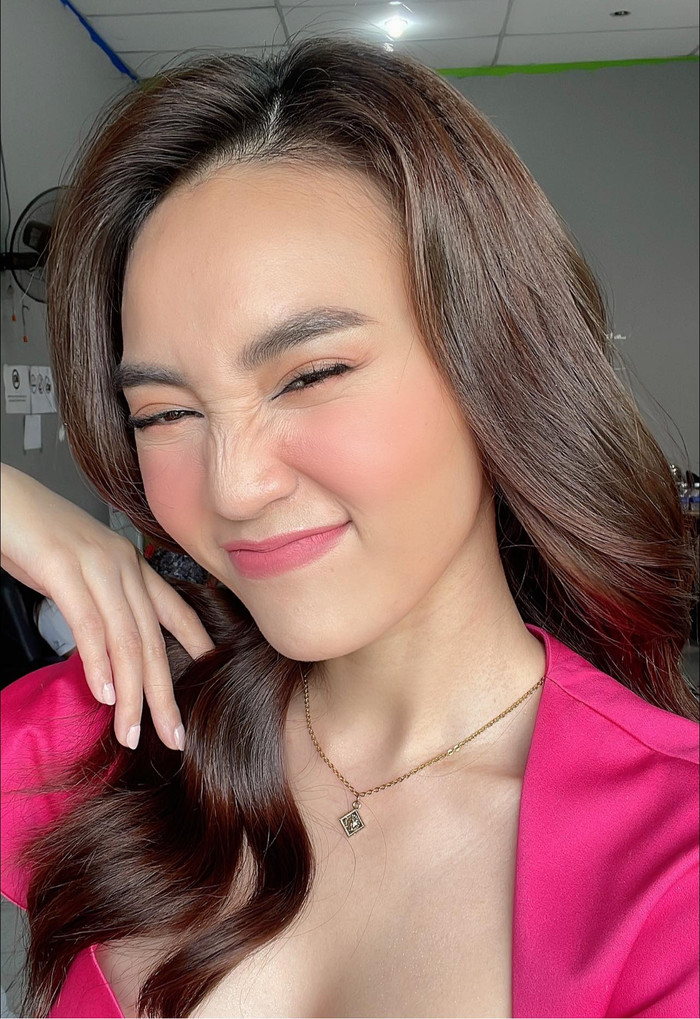 Lan Ngọc 'ngượng chín mặt' khi nhạc của mình được phát tại sân bay.