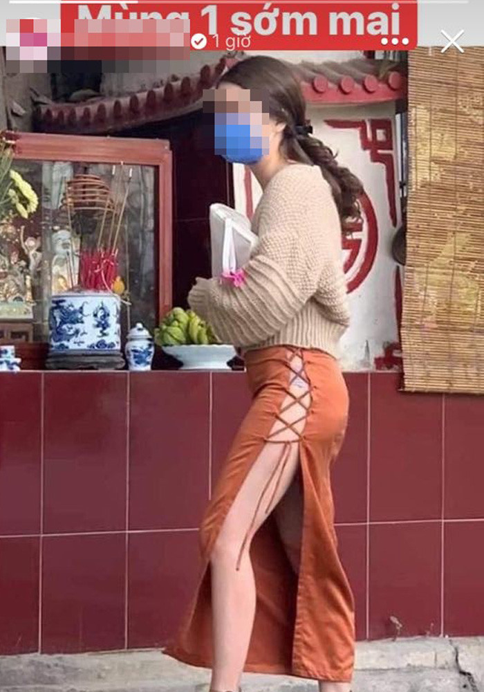 Dù đã khoác áo để che chắn phần trên, nhưng chiếc váy xẻ quá bạo của cô nàng này hoàn toàn không phù hợp. 