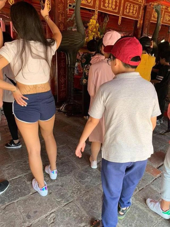 Quần short ngắn là items không phù hợp khi đến nơi thờ tự, trang nghiêm. m